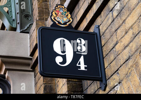 Floride, USA - 7 mars 2019 - Universal Studios, en Floride, la plate-forme 9 3/4 signer à King's Cross station du Poudlard Express de traverse Banque D'Images