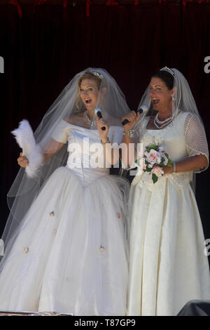 Perth,Australie occidentale, Australie 20/01/2013:actrices faisant une performance portant une robe de mariée dans le Fringe Festival Mondial 2013. Banque D'Images