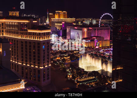 Vue depuis l'hôtel Vdara et fontaines du Bellagio de Las Vegas Strip. Banque D'Images
