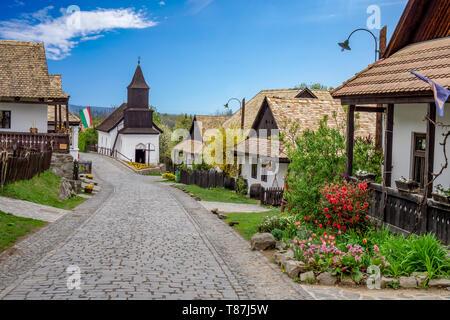 Petit village de Holloko Hongrie célèbre pour la célébration de Pâques et ses vieilles maisons traditionnelles hongroises Unesco world heritage printemps avec des fleurs Banque D'Images