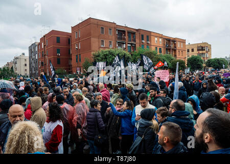 Un aperçu de la foule lors de la manifestation. La Protestation contre la pollution causée par le complexe industriel Ilva, récemment acheté par les multinationales de l'acier Arcelor Mittal. Les manifestants ont exigé la fermeture du complexe en raison d'une présence croissante de dioxyde de carbone et l'acide chlorhydrique, et les poussières fines dispersées par le vent, qui pourrait être lié à l'augmentation du nombre des décès par cancer et des tumeurs, en particulier dans le district de Taranto Tamburi. L'événement a été promu par l'Assemblée permanente pour Taranto y compris plusieurs organisations locales et union d'étudiants. Banque D'Images