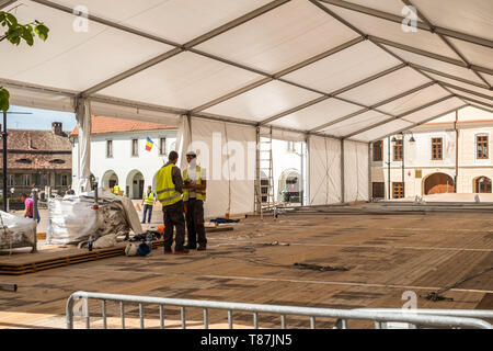 Sibiu, Roumanie - 26 avril 2019 Les travailleurs de préparation de réunion informelle des chefs d'État ou de gouvernement en 2019 Petite place Sibiu, Roumanie Banque D'Images