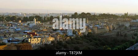 Le Maroc, Moyen Atlas, Fès, ville impériale classée au Patrimoine Mondial de l'UNESCO, Fès El Jedid, vue panoramique à partir de Merenid tombes Banque D'Images