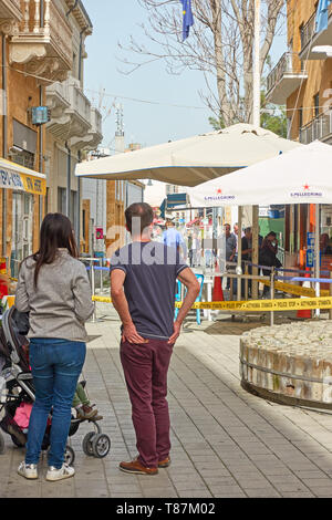 Nicosie, Chypre - 25 janvier 2019 : Les personnes près de la frontière Checkpoint Ledra sur la Ligne Verte à Nicosie Banque D'Images