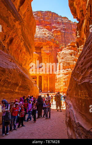 Petra, Jordanie - 23 mai 2009 : Groupe d'enfants à l'ombre près du temple du trésor (Al-Khazneh) à Petra Banque D'Images