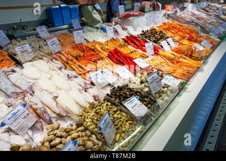 Madrid, Espagne - 09 mai 2012 : Fruits de mer shop market stall au Mercado de San Anton à Madrid Banque D'Images