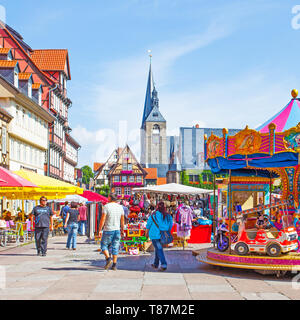 Quedlinburg, Allemagne - le 12 août 2012 : Foire de Markert Square et à quelques personnes à Quedlinburg Banque D'Images