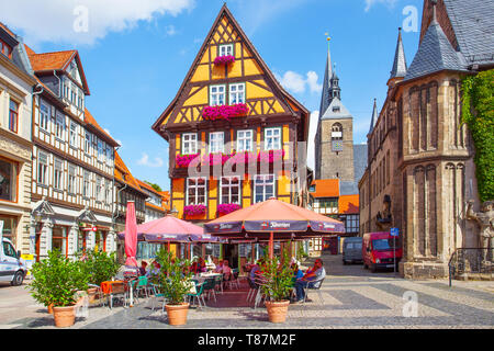 Quedlinburg, Allemagne - le 12 août 2012 : place de la ville et café près de vieille maison à Quedlinburg Banque D'Images