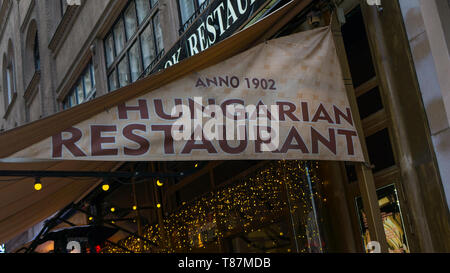 BUDAPEST, HONGRIE 03 15 2019 Les touristes et les personnes bénéficiant de l'alimentation nationale restaurant hongrois à Budapest. Banque D'Images