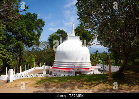 L'Aluvihare Temple Rock (aussi appelé Matale Alu Vihara) est un temple bouddhiste situé dans le district de Matale Aluvihare, Sri Lanka Banque D'Images