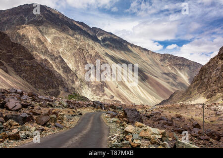 Route de montagne dans les montagnes de l'Himalaya au Ladakh Banque D'Images