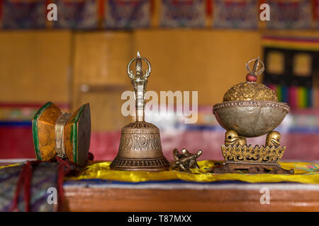 Gros plan des objets de cérémonie en monastère bouddhiste tibétain au Ladakh Banque D'Images