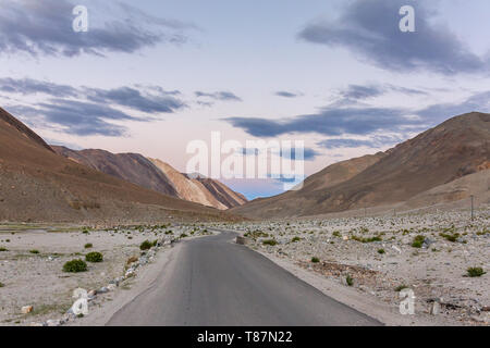 Route vers le lac Pangong Tso en Himalaya, au crépuscule, le Ladakh Banque D'Images