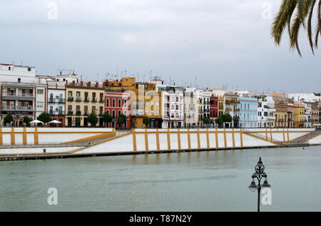 Vue sur la rivière Guadalquivir à bord de bâtiments de la Triana, Séville, Espagne Banque D'Images