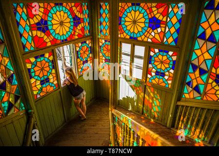 La Géorgie, Tbilissi, la vieille ville, le bâtiment Géorgien traditionnel de vitraux escalier avec jeune femme Banque D'Images