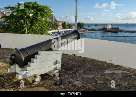 Salvador, Brésil - 1 février 2019 : Porto da Barra Beach et Santa Maria Fort à Salvador de Bahia au Brésil Banque D'Images