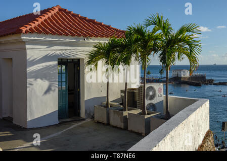 Salvador, Brésil - 1 février 2019 : Porto da Barra Beach et Santa Maria Fort à Salvador de Bahia au Brésil Banque D'Images