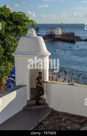 Salvador, Brésil - 1 février 2019 : Porto da Barra Beach et Santa Maria Fort à Salvador de Bahia au Brésil Banque D'Images