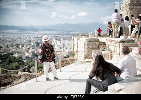 Acropole Citadelle Ancienne Patrimoine Mondial de l'UNESCO Vue Panoramique sur la Ville d'Athènes Grèce | ATHÈNES, Grèce — Un panorama étendu d'Athènes se déploie depuis l'Acropole, la citadelle antique perchée sur un promontoire rocheux qui surplombe la capitale grecque depuis plus de 2 500 ans. La métropole moderne tentaculaire s'étend vers l'horizon en contrebas de ce site du patrimoine mondial de l'UNESCO, offrant un contraste vivant entre l'antiquité et la ville contemporaine. Abritant le Parthénon et d'autres structures classiques, l'Acropole sert à la fois de point culminant littéral et symbolique d'Athènes, et cette vue élevée vanta Banque D'Images