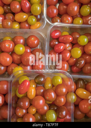 Des barquettes de tomates Cornish local sur la vente hors magasin. Les prix des denrées alimentaires concept, 5 par jour métaphore, régime alimentaire sain, de manger beaucoup. Se concentrer sur le bas punnett. Banque D'Images