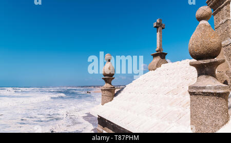 Église Senhor da Pedra à Miramar, Portugal offrant des vues pittoresques de vue à côté de l'océan. Banque D'Images