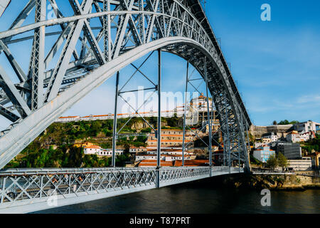 Porto, Portugal - 29 Avril 2019 : Les piétons sur le Pont Dom Luis I, un pont en arc métallique qui enjambe le fleuve Douro Banque D'Images