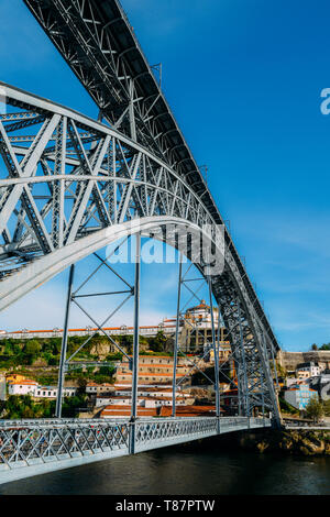Porto, Portugal - 29 Avril 2019 : Les piétons sur le Pont Dom Luis I, un pont en arc métallique qui enjambe le fleuve Douro Banque D'Images