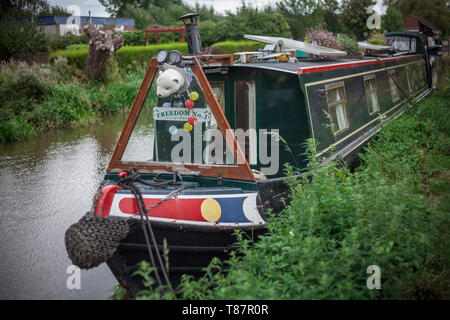 Bateau canal vert à Aynho Quai en UK Banque D'Images