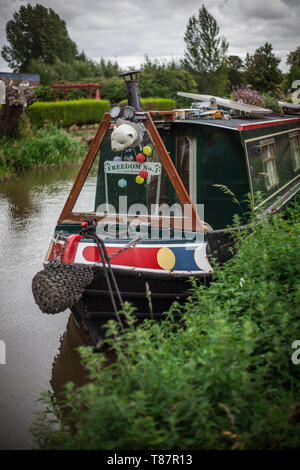 Bateau canal vert à Aynho Quai en UK Banque D'Images