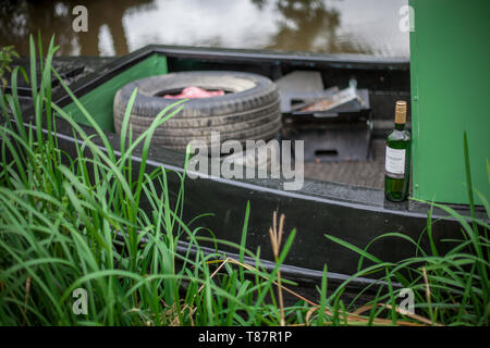 Bateau canal vert à Aynho Quai en UK Banque D'Images