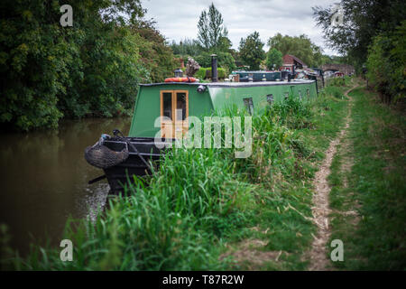 Bateau canal vert à Aynho Quai en UK Banque D'Images