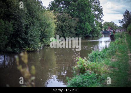 Large vue sur le canal en bateau UK Banque D'Images