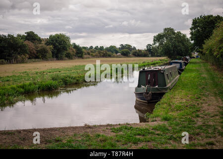 Large vue sur le canal en bateau UK Banque D'Images