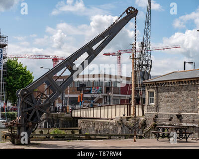 Anciennes et nouvelles grues de pont tournant, à le port de Bristol, Bristol, Royaume-Uni. Banque D'Images