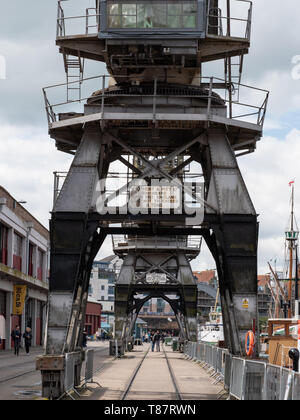 Grues à quai vintage à Le port de Bristol, Bristol, Royaume-Uni. Banque D'Images