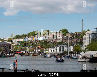 Vieilles maisons colorées et vu à travers le port de Bristol, Bristol, Royaume-Uni. Banque D'Images