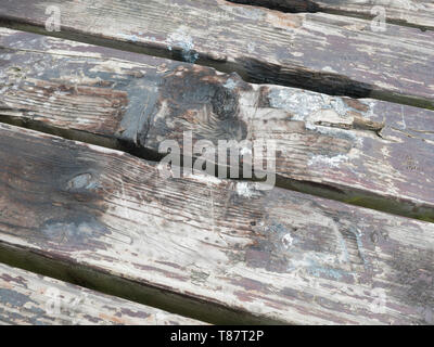 En bois patiné et noueux outdoor table top de texture. Version couleur du T87T75. Banque D'Images