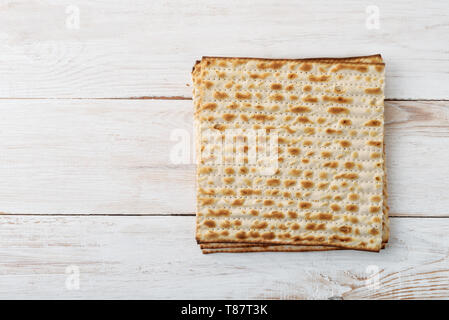 Vue du dessus du pain plat matzo sur fond de bois Banque D'Images