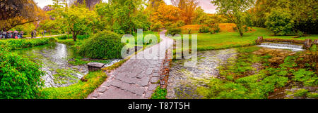 Pont de jardin eden enchanté sur l'étang en nymphe panoramique horizontal ou jardin Giardino della Ninfa en Latium - Italie Banque D'Images