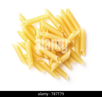 Vue de dessus les pâtes penne lisce crus isolated on white Banque D'Images