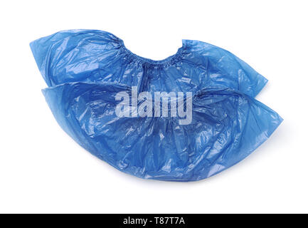 Vue de dessus deux matériel médical jetable en plastique bleu de couvre-chaussures isolated on white Banque D'Images