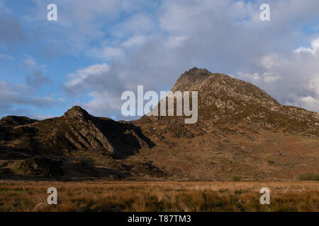 La lumière du soleil du matin sur pic Tryfan, Snowdonia, le Nord du Pays de Galles Banque D'Images