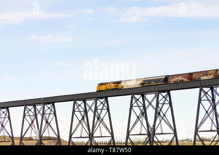 7 avril 2019 - Lethbridge (Alberta) Canada - Canadian Pacific Railway train traversant le pont de haut niveau Banque D'Images