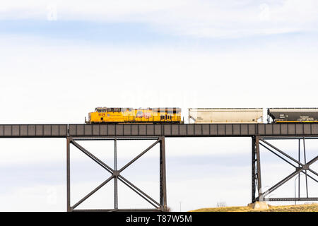 7 avril 2019 - Lethbridge (Alberta) Canada - Canadian Pacific Railway train traversant le pont de haut niveau Banque D'Images