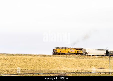 7 avril 2019 - Lethbridge (Alberta) Canada - Canadian Pacific Railway train traversant le pont de haut niveau Banque D'Images