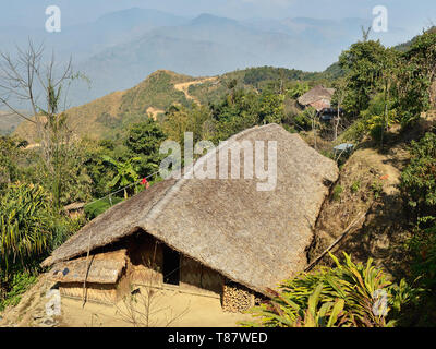 Vue sur la cabane dans la Longwa village avec la vue panoramique sur l'Inde et le Myanmar border, Nagaland, l'Inde, l'Asie Banque D'Images
