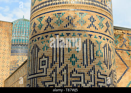 Vue sur la mosquée Bibi-Khanym, l'une des plus grandes mosquées du monde musulman, construit par Timur en 15ème siècle, Samarkand, Ouzbékistan Banque D'Images