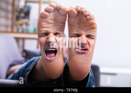 Close-up of Man's pieds avec l'expression du visage douloureux Banque D'Images