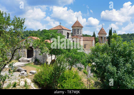 Baignée de verdure Motsameta situé sur la falaise au-dessus du coude de la rivière Tskaltsitela, Kutaisi - Géorgie Banque D'Images