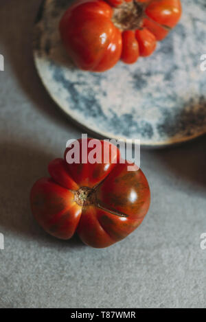 RAF Marmande rouges frais tomates rouges, sur le comptoir de cuisine Banque D'Images